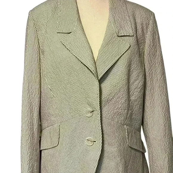Etcetera Women’s size 10 cream and tan 2 button seersucker blazer. Great fit! - Picture 2 of 10